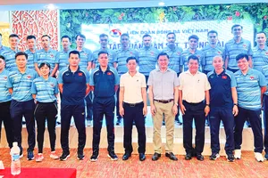 Lãnh đạo VFF và Ban trọng tài chụp ảnh lưu niệm cùng các trọng tài tham gia lớp tập huấn.