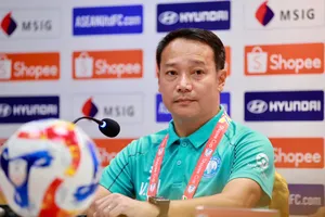 HLV Vũ Hồng Việt tự tin Nam Định sẽ chơi tấn công dù đá trên sân khách. Ảnh: QUANG ĐƯƠNG.