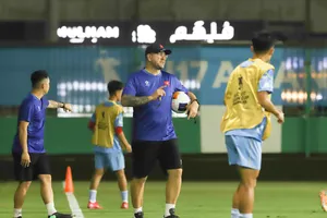 Thầy trò đội U17 Việt Nam trên sân tập vào tối 4-5. Ảnh: ĐOÀN NHẬT