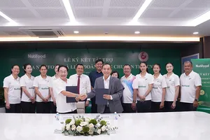 Lãnh đạo hai đơn vị tại lễ ký hợp đồng tài trợ ngày 5-5.