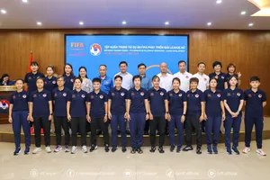 Lãnh đạo VFF, Ban trọng tài chụp hình lưu niệm cùng các trọng tài tham dự lớp tập huấn.