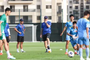 HLV Cristiano Roland khuyên các học trò tập trung cao độ cho trận gặp U17 Hàn Quốc