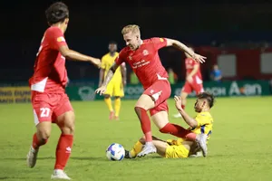 Cuộc so tài ở trận lượt đi trên sân Vinh mà Công an TPHCM đã giành chiến thắng 3-2. Ảnh: PVF