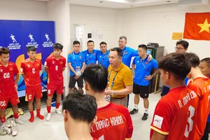 Chủ tịch VFF Trần Quốc Tuấn gặp gỡ động viên các cầu thủ sau trận đấu với U17 Hàn Quốc. Ảnh: ĐOÀN NHẬT