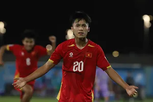 Sỹ Bách ghi bàn mở tỷ số cho U17 Việt Nam. Ảnh: ĐOÀN NHẬT