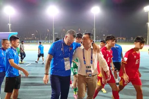 Chủ tịch VFF Trần Quốc Tuấn xuống sân chúc mừng thầy trò đội U17 Việt Nam sau trận thắng U17 UAE.