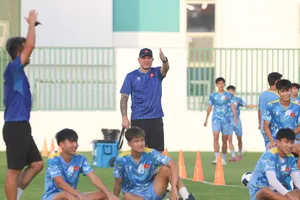 Thầy trò đội tuyển U17 Việt Nam trên sân tập ngày 14-5. Ảnh: ĐOÀN NHẬT