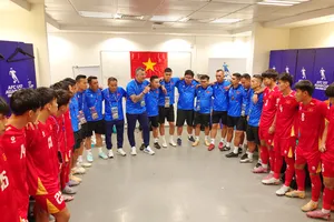 HLV Roland khen ngợi các học trò từ những thể hiện trong thời gian qua. Ảnh: ĐOÀN NHẬT