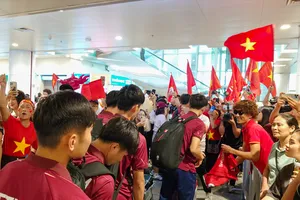 Đông đảo người hâm mộ ra sân bay Nội Bài đón thầy trò đội tuyển U17 Việt Nam.