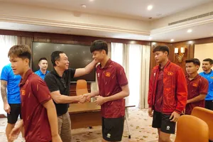 Ông Trần Quốc Tuấn chúc mừng toàn đội sau thành tích giành vé tham dự World Cup. Ảnh: ĐOÀN NHẬT