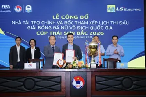 Tổng thư ký VFF Nguyễn Văn Phú và ông Trần Anh Minh – Tổng Giám đốc Công ty TNHH Thương mại Thiết bị điện Thái Sơn Bắc tại Lễ công bố nhà tài trợ.
