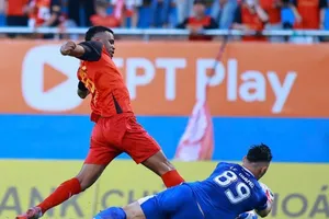 Thủ môn Lê Giang Patrick nỗ lực bắt bóng trong chân của Gustavo (Ninh Bình). Ảnh: NBFC