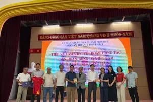 Lãnh đạo VFF trao quà lưu niệm đến lãnh đạo LĐBĐ thành phố Huế.