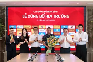 Lãnh đạo CLB Ninh Bình chúc mừng tân HLV trưởng Chu Đình Nghiêm.