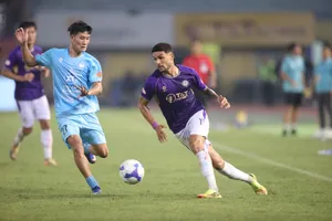 Hoàng Hên ghi bàn đều đặn trong thời gian qua sẽ là nỗi ám ảnh cho hàng phòng ngự của HA.GL ở vòng 25. Ảnh: VFF