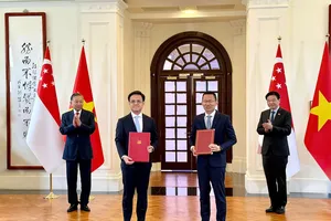 Ông Nguyễn Thế Duy, Đại biểu Quốc hội khóa XVI, Phó Chủ tịch HĐQT, kiêm Phó Tổng Giám đốc Tập đoàn Becamex và Lãnh đạo Trung tâm Tái sản xuất và Công nghệ tiên tiến (ARTC) ký kết biên bản ghi nhớ (MOU) vào ngày 29-5.