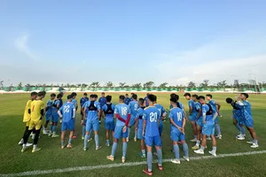Buổi tập đầu tiên diễn ra dưới điều kiện thời tiếng nắng nóng và cả đội phải nhanh chóng thích nghi. Ảnh: ĐOÀN NHẬT