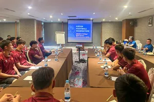 Toàn đội tham dự cuộc họp của AFF về phòng chống tiêu cực trong trong đá và bảo vệ cầu thủ trẻ. Ảnh: ĐOÀN NHẬT