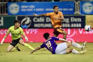 Trận đấu đầy thất vọng của hàng phòng ngự Hà Nội FC. Ảnh: MINH TRẦN