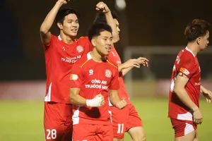 Niềm vui của cầu thủ Công an TPHCM sau bàn gỡ 1-1 vào cuối trận. Ảnh: ĐÌNH VIÊN