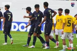 Các cầu thủ U19 Thái Lan thể hiện sức mạnh qua trận ra quân thắng U19 Brunei 9-0. Ảnh: FAT