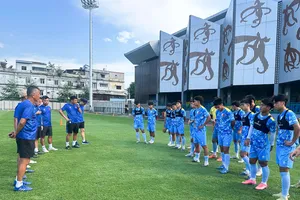 HLV Yutaka Ikeuchi căn dặn các cầu thủ trước buổi tập chiều 3-6. Ảnh: ĐOÀN NHẬT
