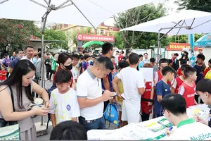 Các thí sinh và phụ huynh đến đăng ký tuyển sinh.