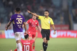 Trọng tài Muhammad Nazmi Bin Nasaruddin điều hành trận đấu giữa Thép Xanh Nam Định và Công an TPHCM tại V-League 2025-2026. Ảnh: HOÀNG LINH