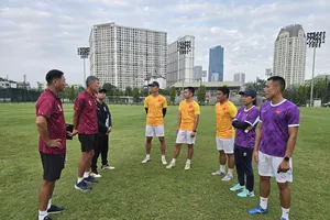 HLV Lê Huỳnh Đức và Giám đốc Kỹ thuật VFF Koshida Takeshi tại buổi làm việc trên sân Phú Thọ vừa qua.