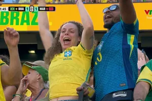 CĐV đội tuyển Brazil luôn "cháy" hết mình cùng đội nhà.