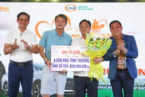 Ban tổ chức trao tặng 8 căn nhà tình thương đến tỉnh Tây Ninh.