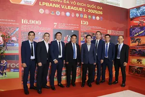 Các trọng tài, trợ lý trọng tài được vinh danh tại mùa bóng 2025-2026 chụp hình lưu niệm cùng lãnh đạo Ban trọng tài ở sự kiện.