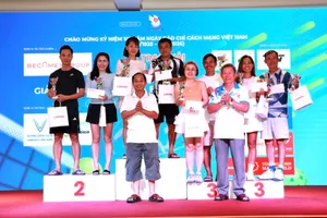 Ban tổ chức trao thưởng cho nội dung đôi nam nữ. Ảnh: KHẢ HÒA