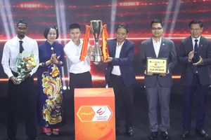 Thủ quân Nguyễn Quang Hải, đại diện CLB Công an Hà Nội nhận Cúp vô địch V-League 2025-2026 từ ông Hoàng Đạo Cương, Thứ trưởng Bộ VH-TT-DL.