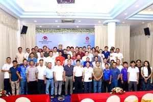 Lãnh đạo VFF và VPF chụp hình lưu niệm cùng các phóng viên, biên tập viên hoạt động trong lĩnh vực thể thao khu vực phía Nam tại buổi gặp gỡ ngày 18-6.