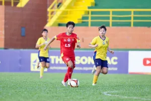 Nữ TPHCM I (ào đỏ) thắng cách biệt 5-1 trước các đàn em TPHCM II.