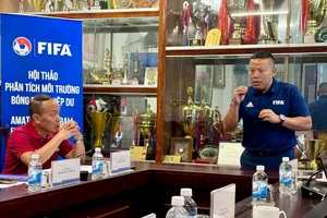 Đại diện FIFA chia sẻ tại buổi làm việc