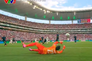 Tình huống sai lầm của thủ môn Muslera dẫn đến bàn thua của đội Uruguay.