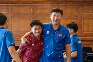 HLV Kim Sang-sik chào đón Đăng Khoa hôm đội tuyển hội quân.
