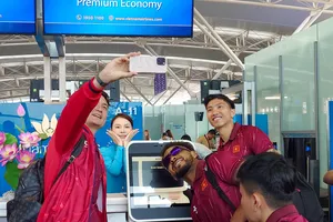 Văn Lâm, Xuân Son và Văn Hậu chụp hình lưu niệm tại sân bay Nội Bài.