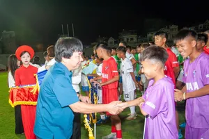 Ban tổ chức giải bắt tay động viên và trao cờ lưu niệm đến các đội dự giải.