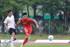 Đình Bắc, tác giả bàn ấn định chiến thắng 6-0 cho đội tuyển Việt Nam.