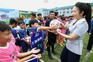 Bà Nguyễn Thị Thanh Thúy - Phó giám đốc Sở Văn hóa và Thể thao TPHCM - tặng bóng thi đấu cho các cầu thủ ở lễ khai mạc - Ảnh: DƯ HẢI