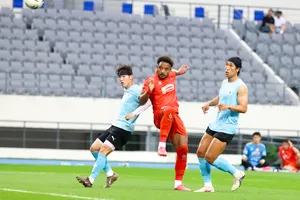 Xuân Son nỗ lực dứt điểm trước sự kèm cặp của hai hậu vệ Yongin FC.