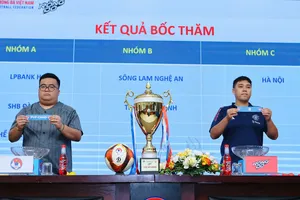Đại diện giới truyền thông tham gia bốc thăm chia bảng cho giải.
