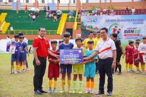 Tại lễ bế mạc, Ban tổ chức đã trao quà đến học sinh tiêu biểu, hiếu học từ 32 đội tham dự giải với số tiền 64 triệu đồng. Ảnh: BẢO THÀNH