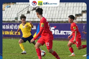 Đội nữ TPHCM II (áo đỏ) bất phân thắng bại cùng Phong Phú Hà Nam ngay trên sân khách.