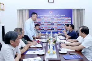 Chủ tịch VFF Trần Quốc Tuấn phát biểu tại cuộc họp.