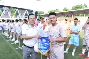 Ban tổ chức trao cờ lưu niệm đến các đội tham dự Vòng chung kết