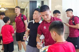 Các cổ động viên nhí tại Thái Nguyên chào đón Quang Hải và các đồng đội khi vừa đến khách sạn.